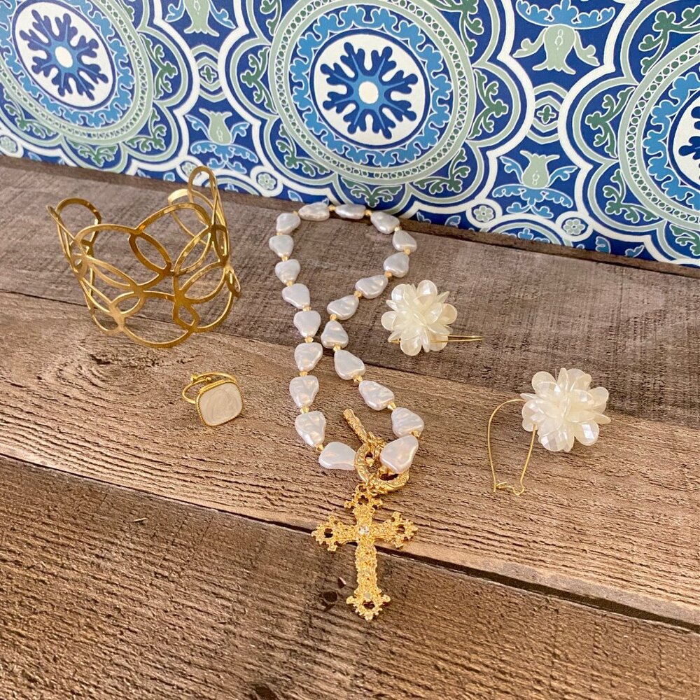 Pearl Gold Cross Necklace White Flower Earrings Pearl Ring Retro Gold Bracelet